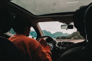casal dirigindo na estrada