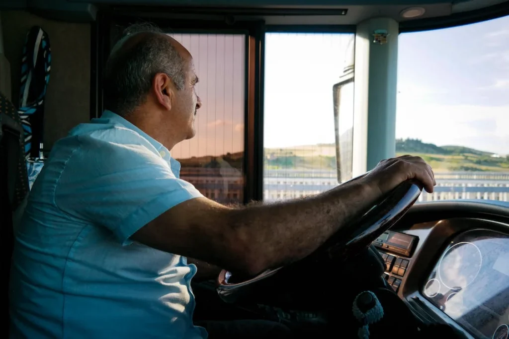 pessoa olhando para a janela de dentro de um caminhão