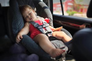 bebê dormindo dentro do carro
