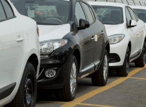 carros estacionados um atrás do outro