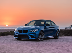 carro azul em um pôr do sol