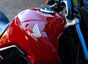 logo da honda na moto vermelha