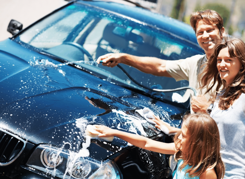 família lavando carro