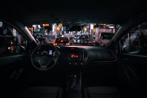 foto tirada do banco traseiro mostrando parte da frente de um carro
