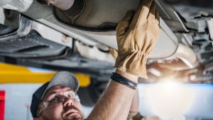 mecânico verificando catalisador automotivo