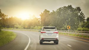 carro suv na estrada